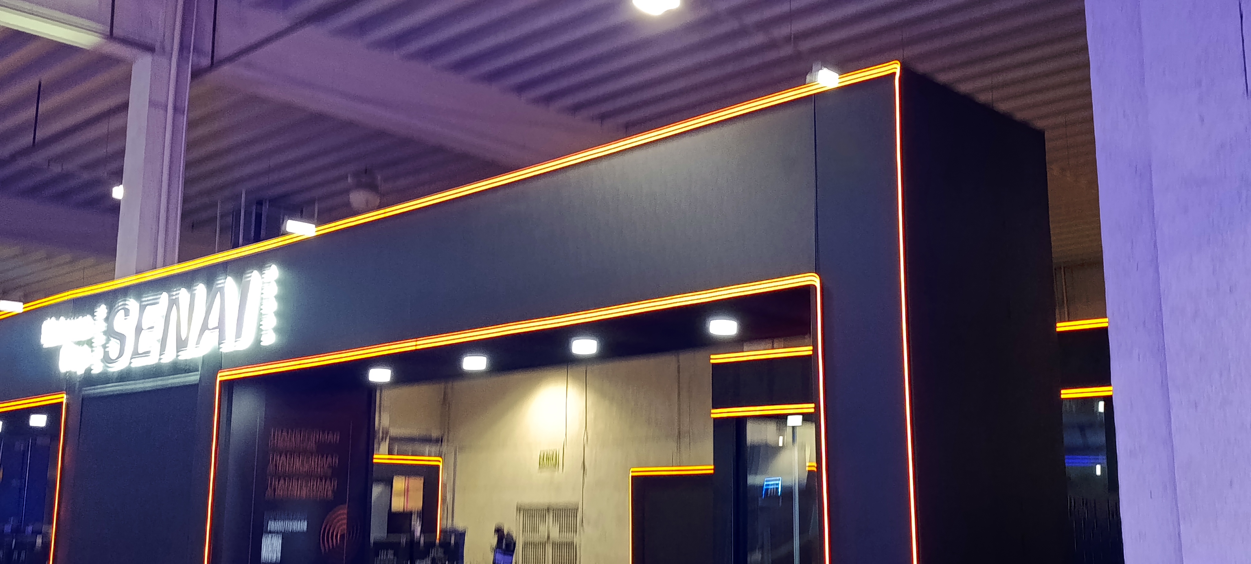 Estande de feira com fita de LED azul contornando a estrutura